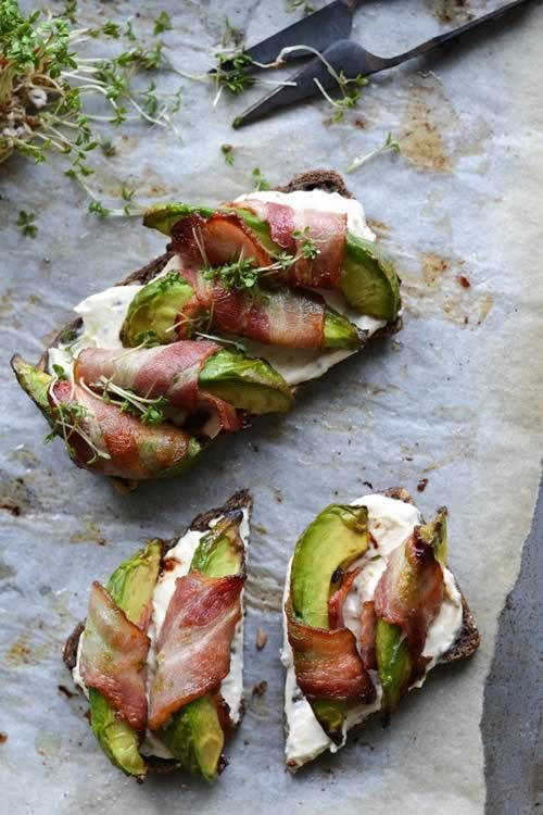 Tostada con aguacate y bacon crujiente