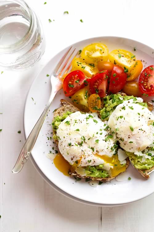 Tostada de aguacate y huevo pochado