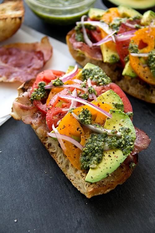 Tostada de aguacate, bacon, tomate