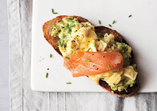 Tostada con aguacate, huevos y salmón ahumado