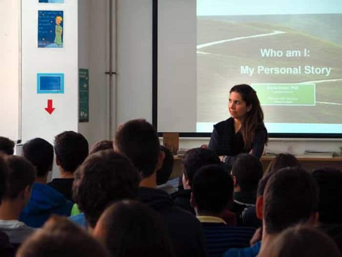 Nuria Oliver dando charlas a adolescentes con motivo de la Semana de la Ciencia en Cataluña