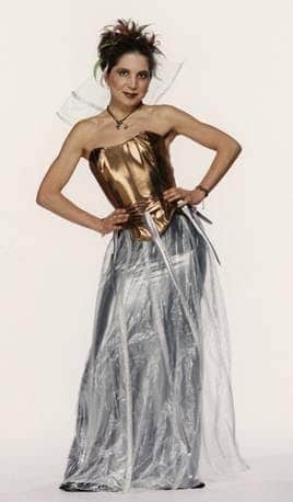 Nuria Oliver con un modelo de ropa inteligente diseñado como parte del Primer Desfile de Moda Inteligente del Mundo (MIT, 1997)
