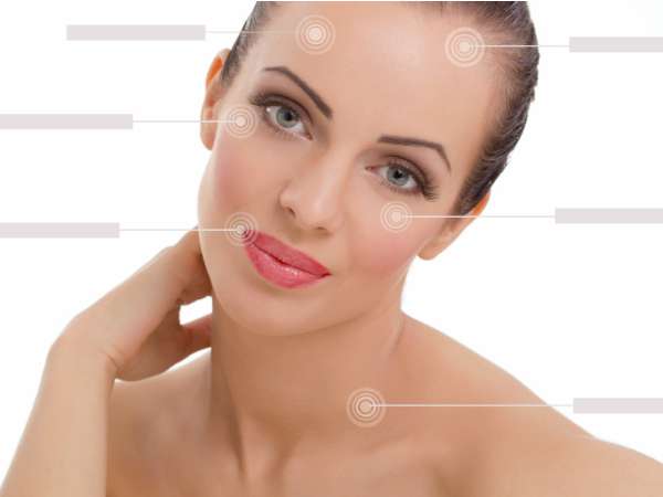 La piel con las pecas y la crema