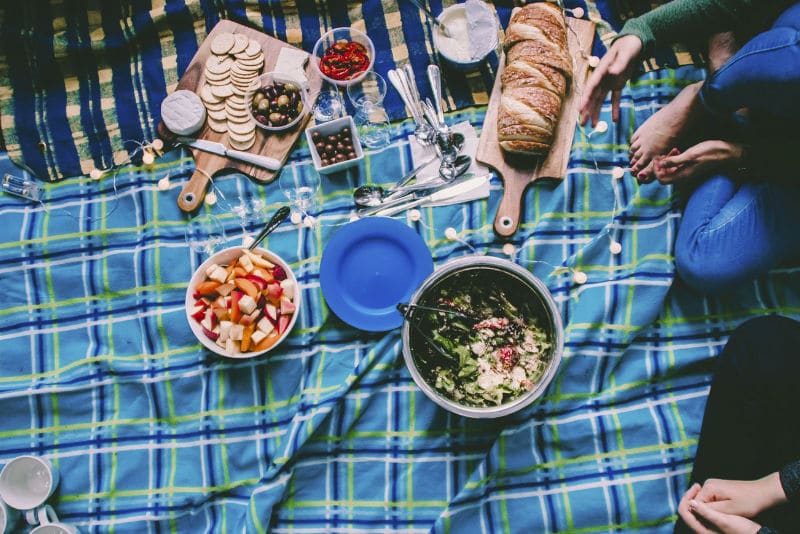 Pascua en casa: organiza un picnic en el salón