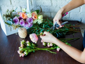 Cómo arreglar las flores para decorar y que nos duren más tiempo