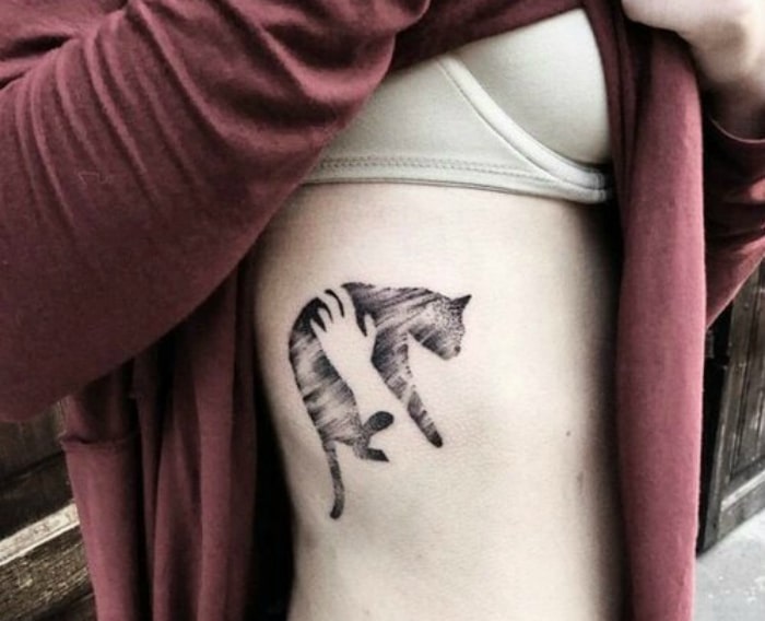 Gato levantado tatuaje