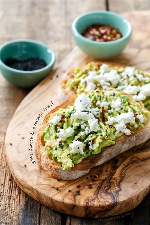 Tostada aguacate y queso de cabra