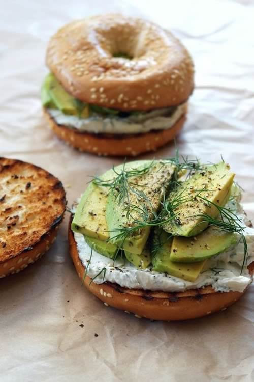 Tostada con queso crema, aguacate y eneldo