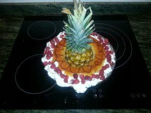 Bavarois de Piña con nata, frambuesas y chocolate