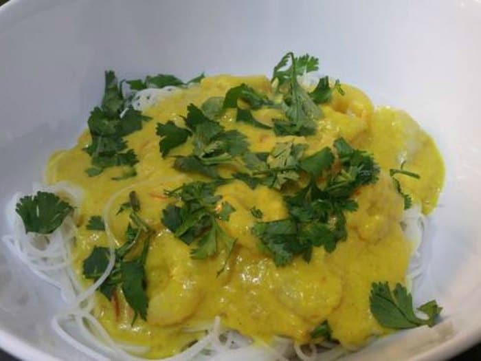 Curry de gambas con coco y fideos de arroz