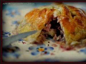 Hojaldre relleno queso, frutos rojos y camembert