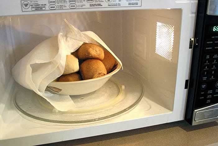 Recuperar el pan en el microondas
