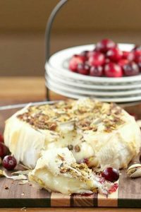 Brie horneado con pasta filo , pistachos y salsa de arándanos