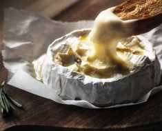 Queso brie al horno