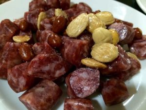 Qué comer en Murcia: salchicha seca con almendras