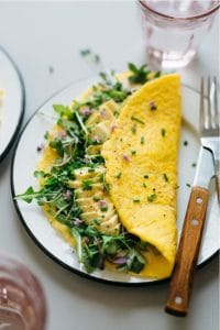Foto: http://www.dollyandoatmeal.com/blog/2018/3/22/breakfast-for-dinner-cream-cheese-omelettes-w-balsamic-greens