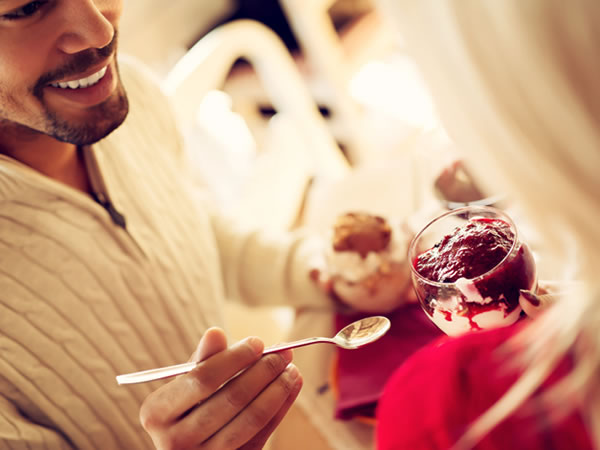 Cena romántica pareja