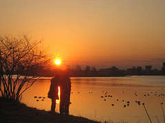 pareja mirando puesta de sol