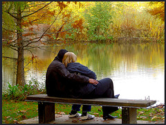 pareja frente a un lago