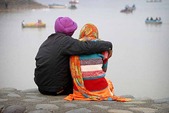 pareja mirando el mar