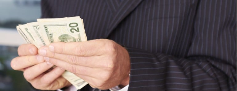 Debería un CEO cobrar menos