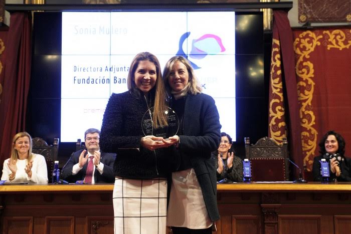 Nuria Oliver recibiendo el Premio Ada Byron a la Mujer Tecnóloga 2016