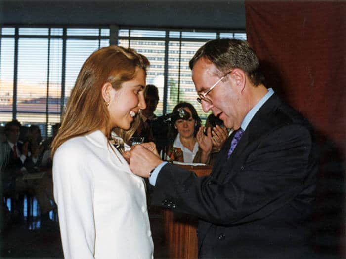 Nuria Oliver recibiendo la insignia de Primera de su Promoción en la ETSIT