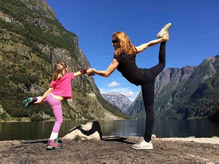 Nueria Oliver haciendo yoga en Noruega con su hija pequeña