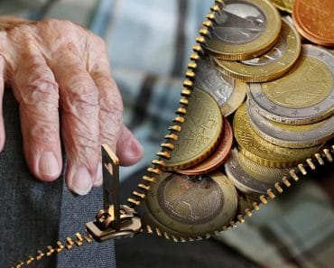 Cobrar las pensiones de una persona fallecida te puede salir caro