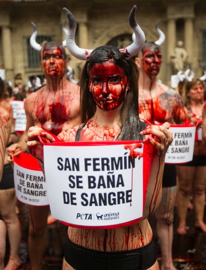 Manifestadores contra San Fermín