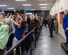 Foto de la multitud dando la espalda a Hillary Clinton