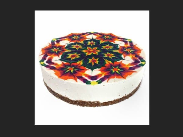 mandala pintado sobre un pastel