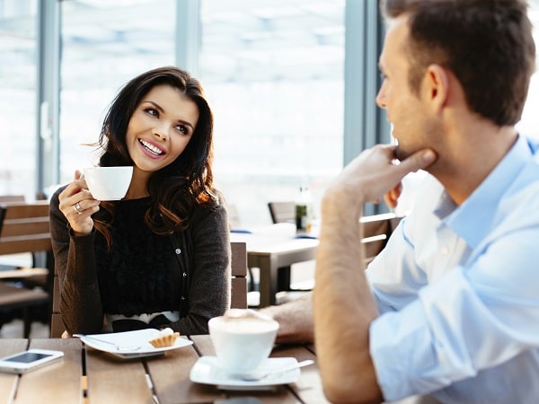 Pareja tomando café y dialogando