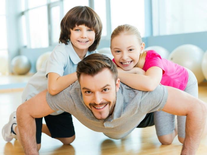 Padre jugando con sus hijos