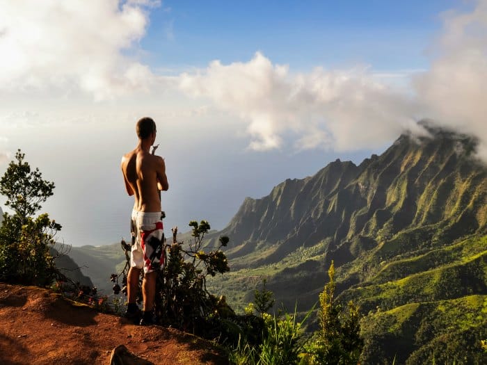Hawai hombre meditando en las montañas