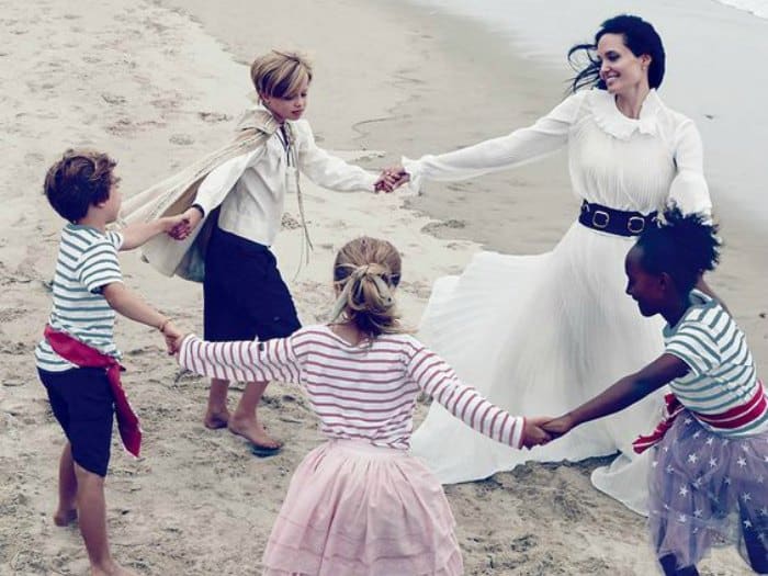 Angelina Jolie jugando con sus hijos