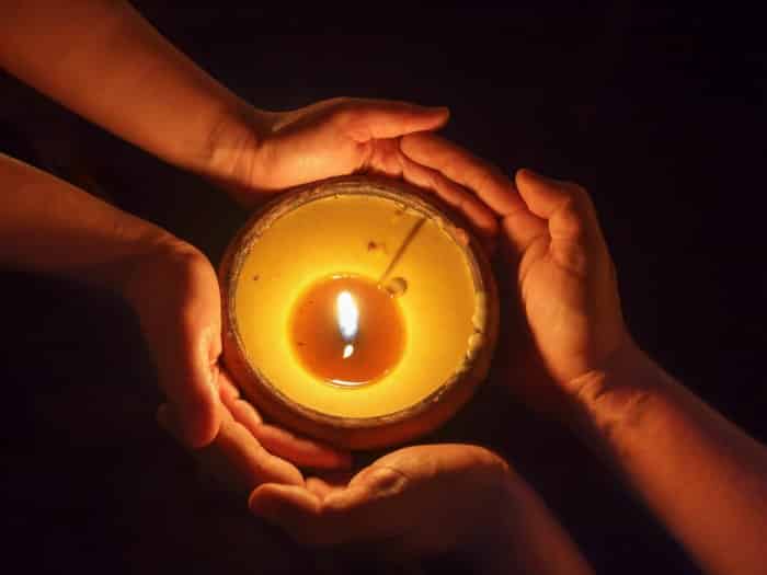 Cuenco con vela para un ritual de protección de Magia Negra