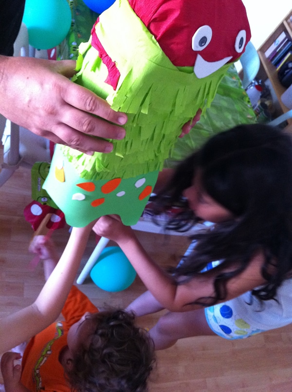 Piñata casera con juego cooperativo: otra manera de hacer piñatas infantiles