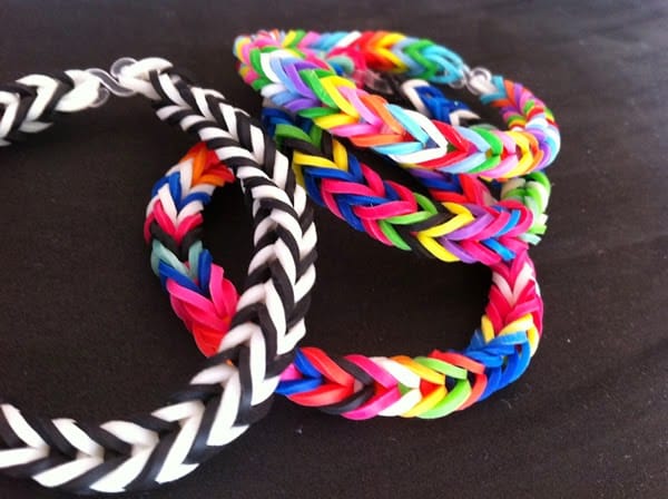 Cómo hacer pulseras con gomas de colores - Manualidades