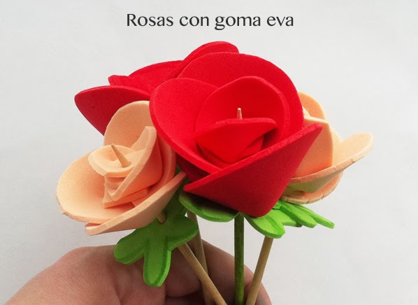 cómo hacer rosas  o flores con goma eva