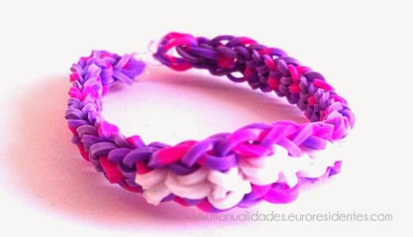 modelo pulsera gomitas: pulsera ligas con nudo invertido color lila y blanco