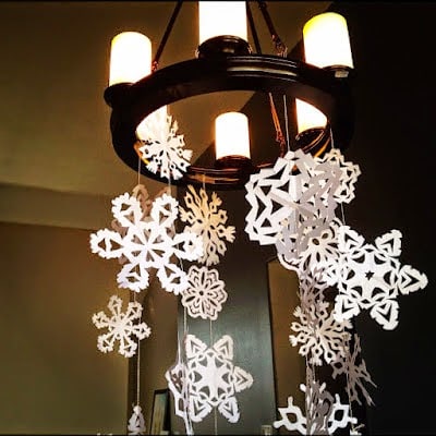 decoración con copos de nieve de papel