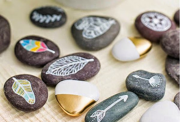 pintar y decorar piedras a mano