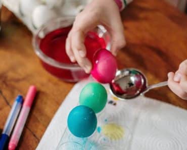 Cómo pintar huevos de Pascua con colorante natural