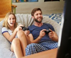 los adultos que juegan a videojuegos son más felices