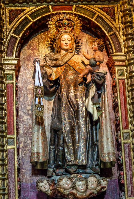 San Juan Bautista en brazos de la Virgen María