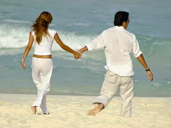 pareja-paseo-playa