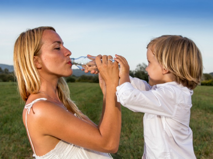 ¿Quieres seguir teniendo una piel elástica y joven? Bebe 1'5 litros de agua al día