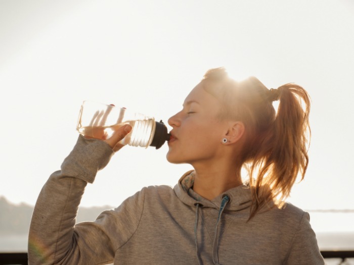 Beber agua está directamente relacionado con el perfecto funcionamiento del riñón