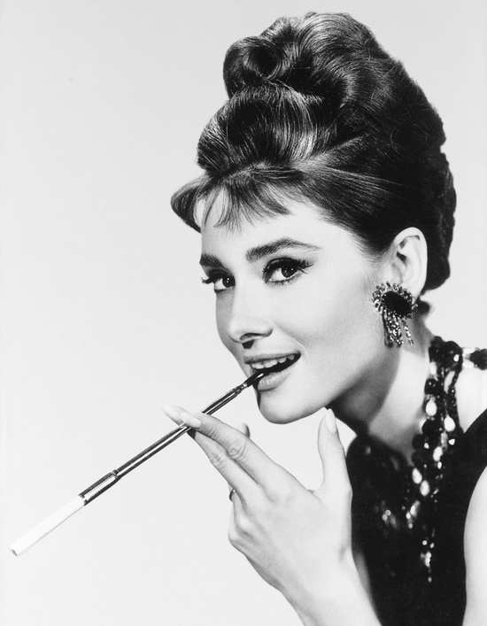 Audrey Hepburn fumando
